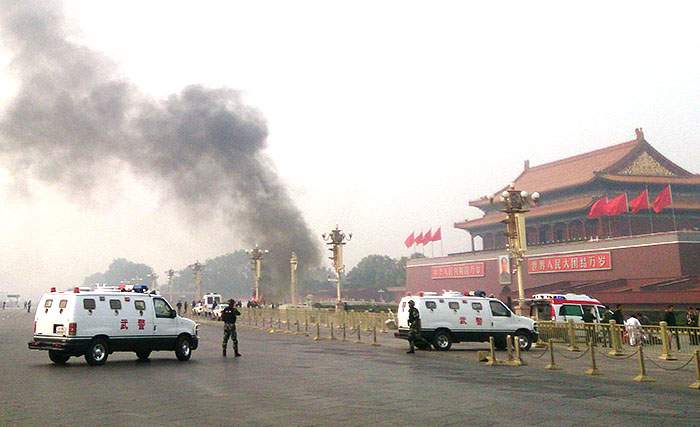 Октябрь 2013 года. Оцепленная площадь Тяньаньмэнь после нападения с использованием автомобиля, жертвами которого стали два человека