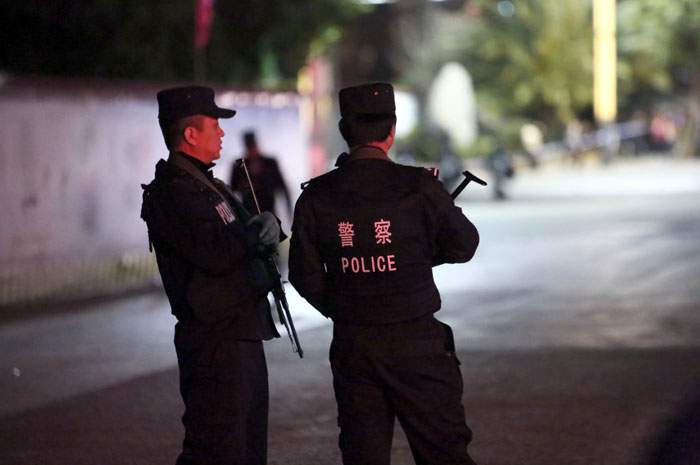 มี.ค. 2014: ตำรวจเดินตรวจตราหลังชาวอุยกูร์ก่อเหตุใช้มีดไล่แทงคนในเมืองคุนหมิง มี.ค. 2014: ตำรวจเดินตรวจตราหลังชาวอุยกูร์ก่อเหตุใช้มีดไล่แทงคนในเมืองคุนหมิง