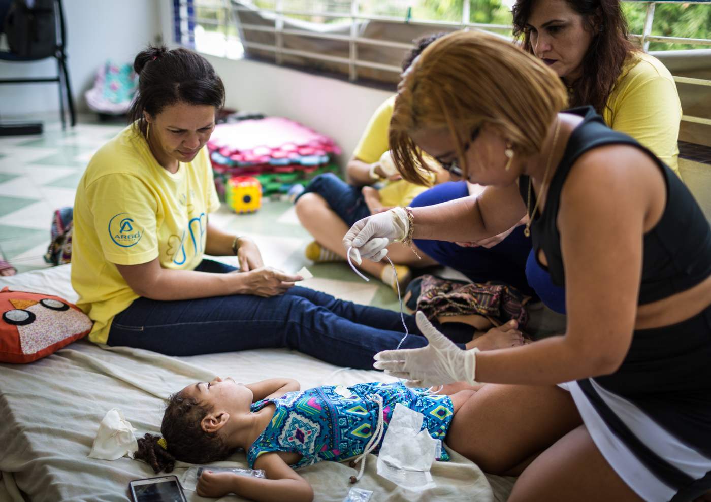 Rosana Vieira aprendeu a instalar a sonda nasoenteral em sua filha Luana