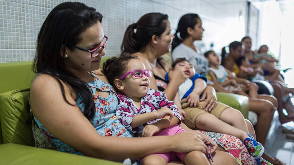 A fila de mães e crianças esperando atendimento na entrada do Ipesq
