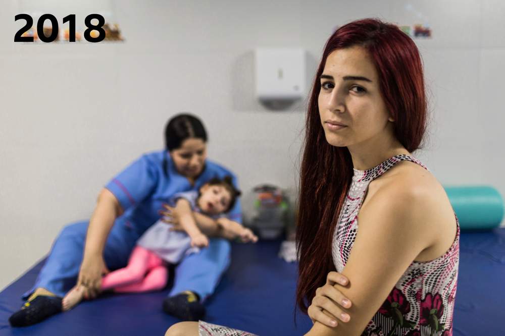 Ianka hoje, sempre acompanhando de perto as terapias da filha