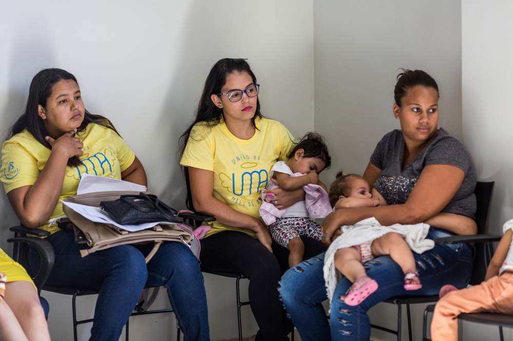 As mães reunidas em Serra Talhada, atentas às informações trazidas do grande centro mais próximo, Recife