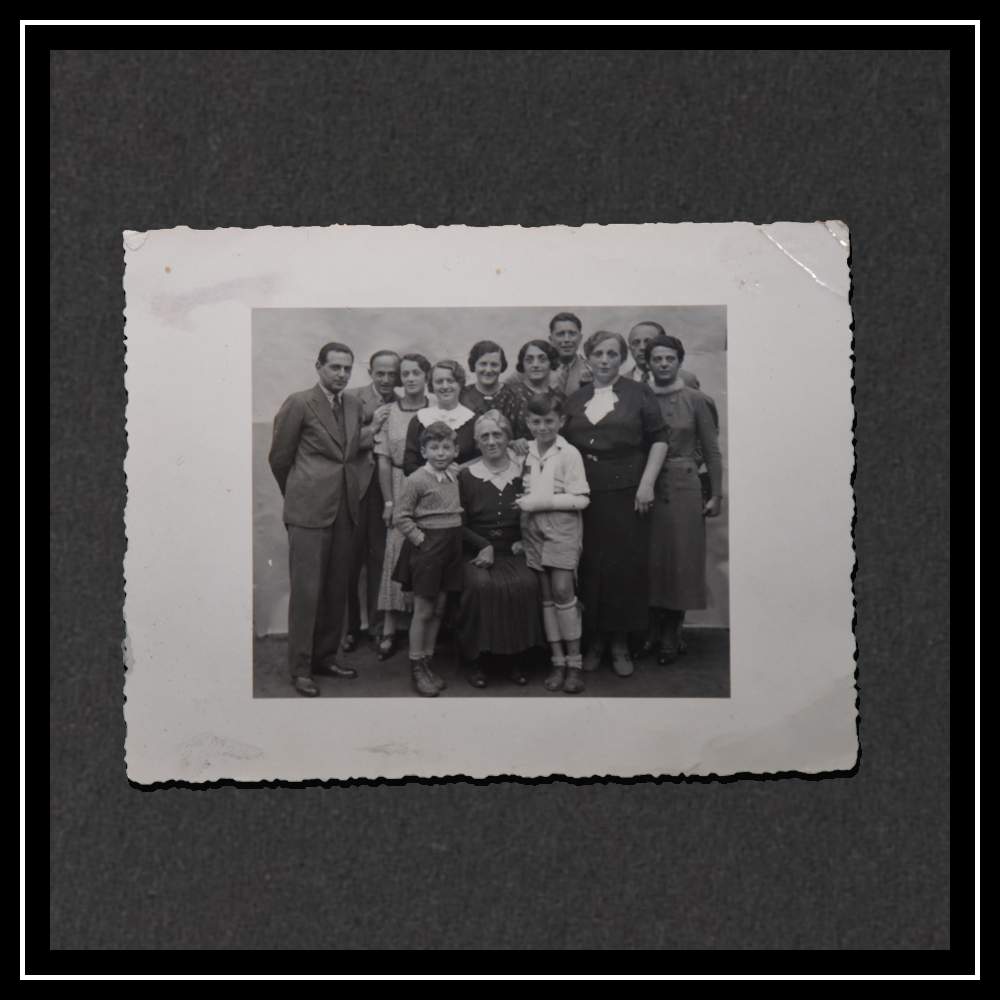 Hedwig with her five siblings and some of their spouses. Sister Helene Kompert (5th from the left) and Ella Müller (8th from the left) both died with their husbands in the Holocaust. In the front row is Hedwig’s mother and Kurt with a sling.