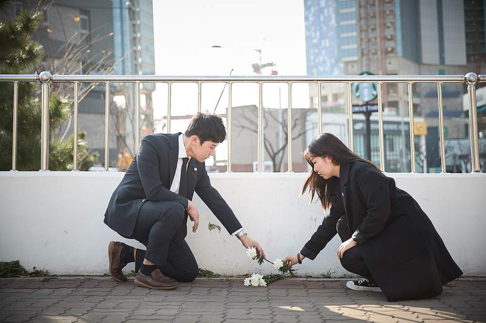 창호 군 사고 현장에 국화를 놓고 있는 친구들