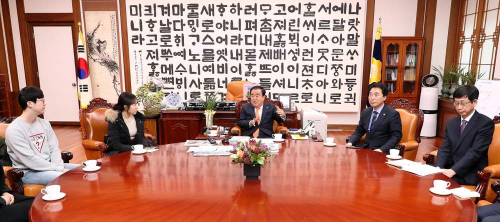 문희상 국회의장을 찾은 창호 군의 친구들 \/ 뉴스 1