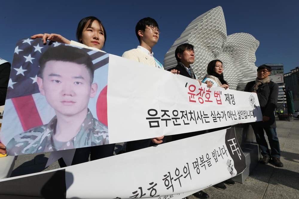 이들은 거리에서 서명운동도 펼쳤다\/ 뉴스1