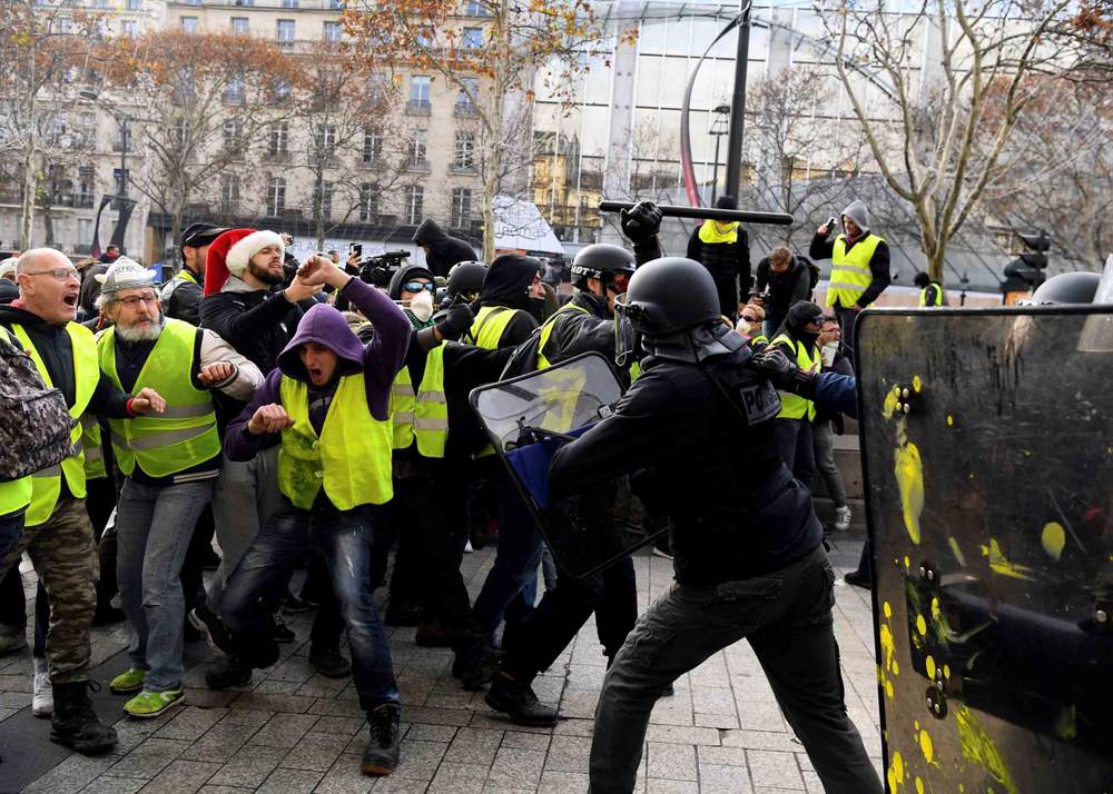 The demonstration of the Yellow Vests (Gilets Jaunes) ends with violent  clashes between police and protesters. Fires, looting and degrading took  place in several streets of the western France city of Bordeaux