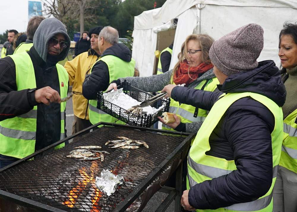 Protesters cook sardines at the tollbooth between La Ciotat and Aubagne&amp;nbsp;