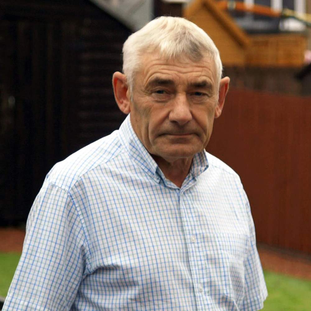 سمع بيتر غيسكي صوت انفجار كبير عند باب داره الخلفية