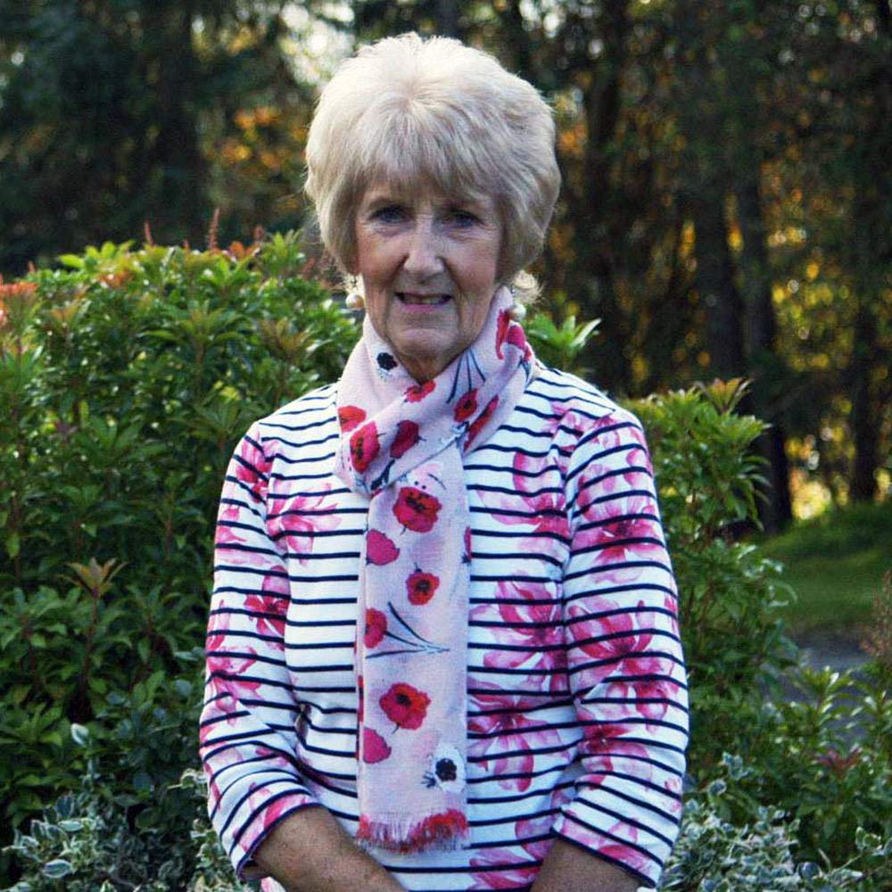 عثرت جوزفين دونالدسون على حقيبة يد تعود لطفلة في حديقة دارها