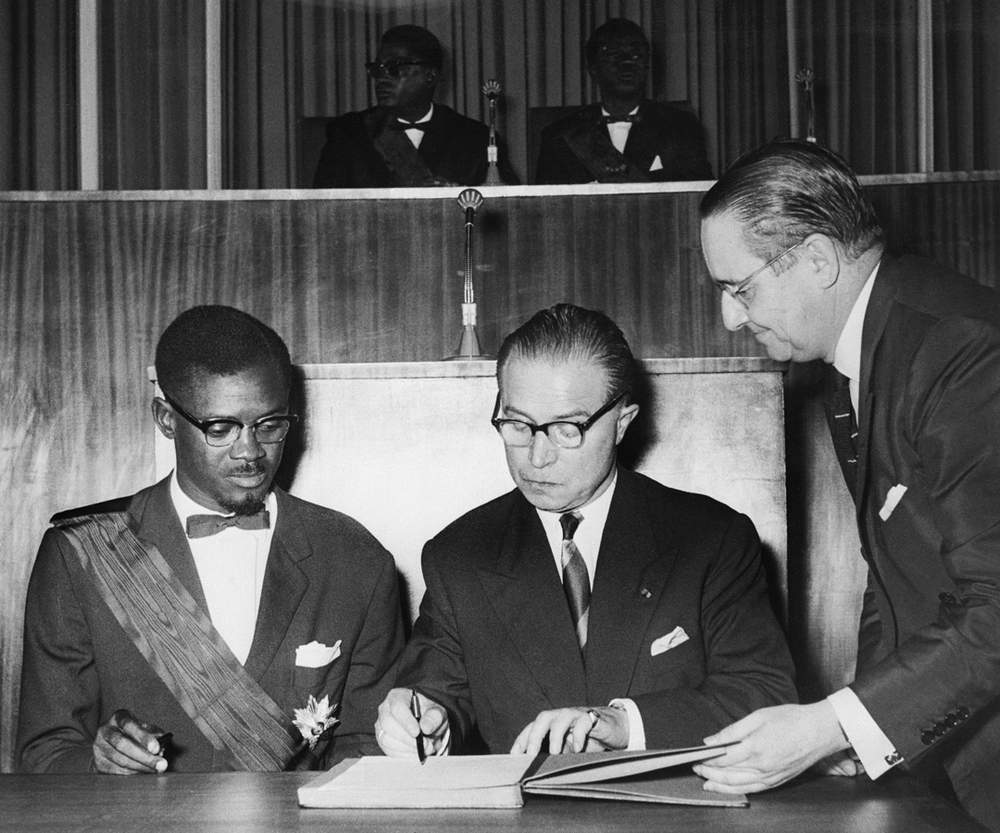 Le Premier ministre Patrice Lumumba (g) et le Premier ministre belge Gaston Eyskens signent l&#39;acte d&#39;indépendance, 1960
