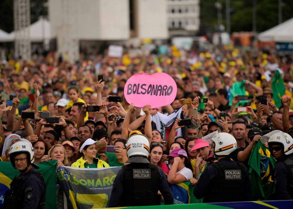 Crowds gather for Bolsonaro&#39;s swearing-in ceremony