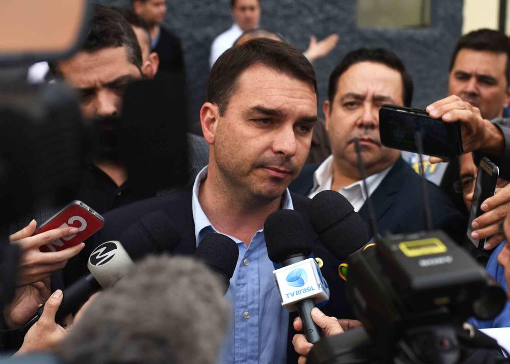 Flávio Bolsonaro outside Santa Casa hospital