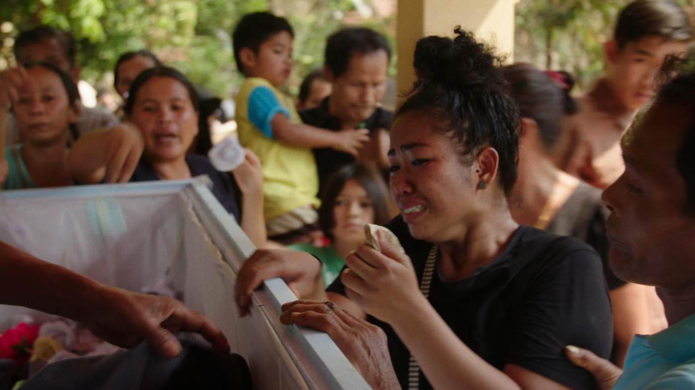 เราได้เห็นประเด็นเรื่องสวัสดิการสังคมผ่านตัวละครอย่าง "ลม" หญิงขายบริการที่ต้องกลับบ้านเกิดที่อีสานเพื่อดูแลครอบครัว (รูป : Henrik Bohn Ipsen)