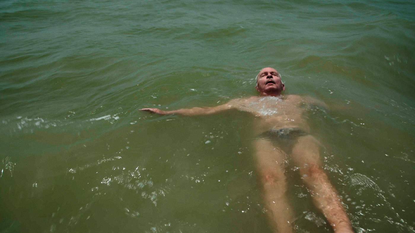 สามีของสมหมายในฉากหนึ่งในสารคดี (รูป : Henrik Bohn Ipsen)