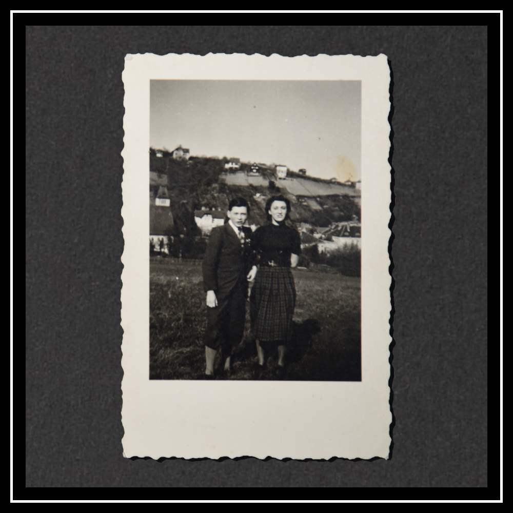 1939年4月，科特和堂姐（奧蒂阿姨的女兒）在維也納