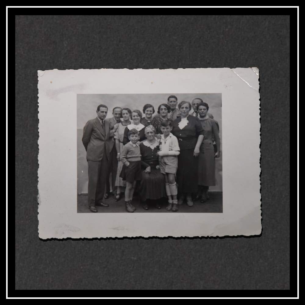 海德薇格和五個兄弟姐妹和他們的配偶。海倫（左五）和埃拉（左八）和她們的丈夫後來都死于猶太人大屠殺。前排坐著的是她母親，穿白色短袖恤衫的是科特。