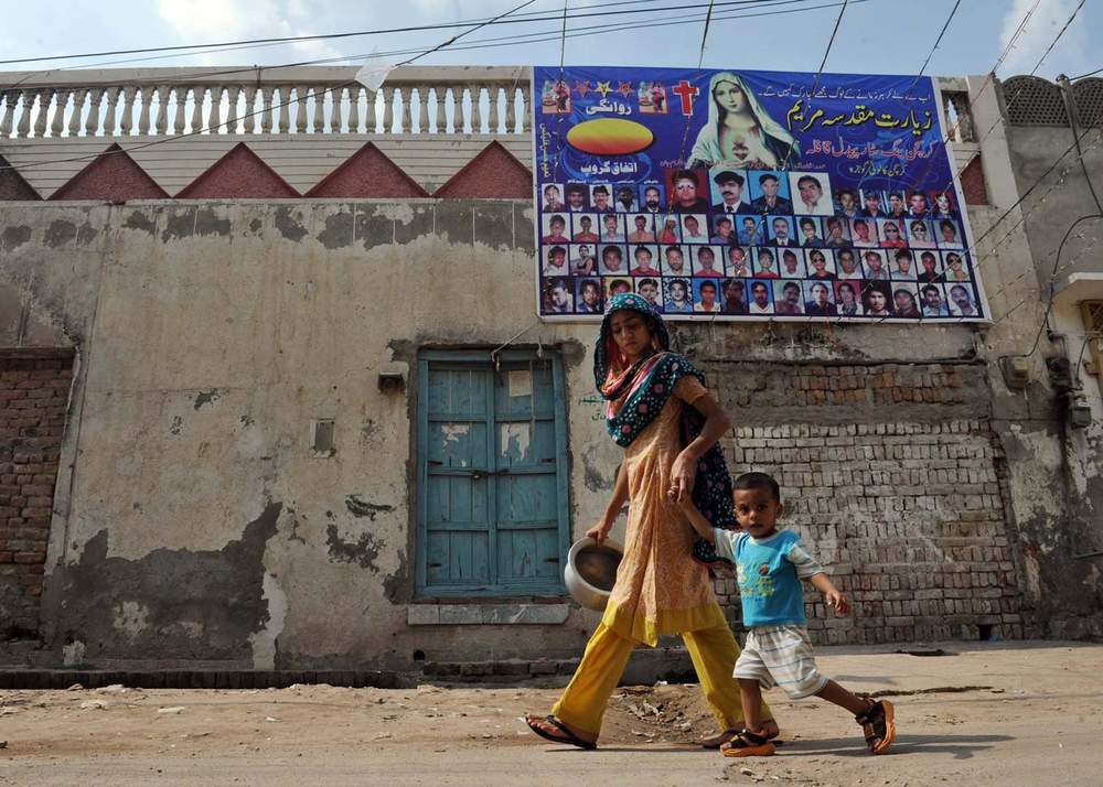 گوجرہ میں ایک مسیحی خاتون اپنے بچے کے ہمراہ گوجرہ میں ایک مسیحی خاتون اپنے بچے کے ہمراہ