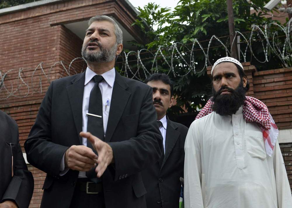 पाकिस्तान के सुप्रीम कोर्ट की लाहौर बेंच में एडवोकेट चौधरी ग़ुलाम मुस्तफा ने आसिया बीबी के ख़िलाफ़ याचिकाकर्ता (दाहिने) का प्रतिनिधित्व किया