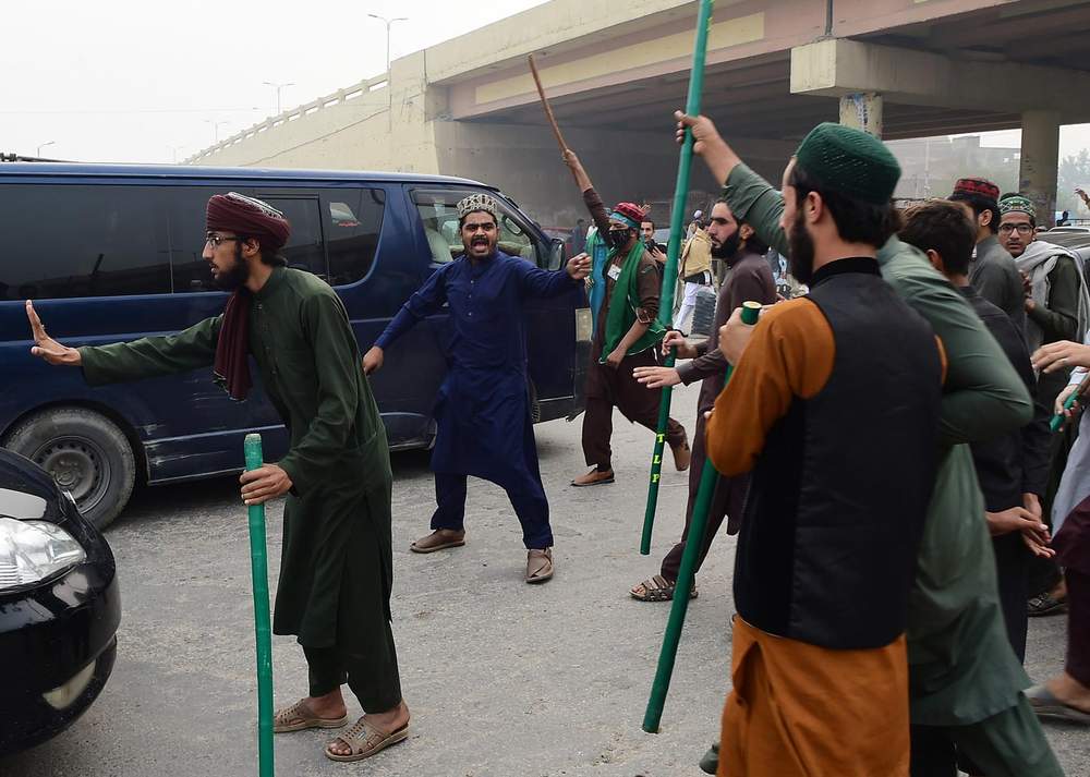 आसिया बीबी की रिहाई पर सुप्रीम कोर्ट के फ़ैसले के बाद कट्टरपंथी सियासी जमात तहरीक-ए-लबैक के समर्थक सड़कों पर विरोध प्रदर्शन करते हुए