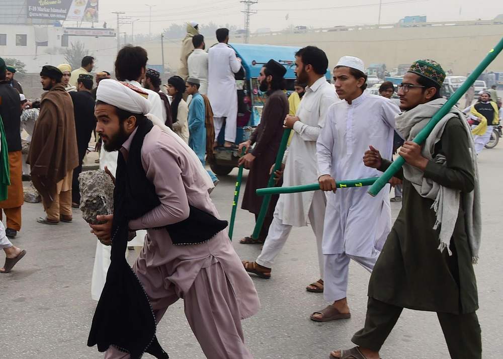 सड़कों पर तहरीक-ए-लबैक के समर्थक