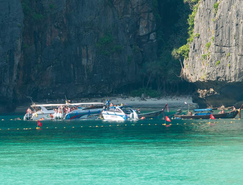 Os barcos de turismo só podem ir até a linha demarcada Os barcos de turismo só podem ir até a linha demarcada