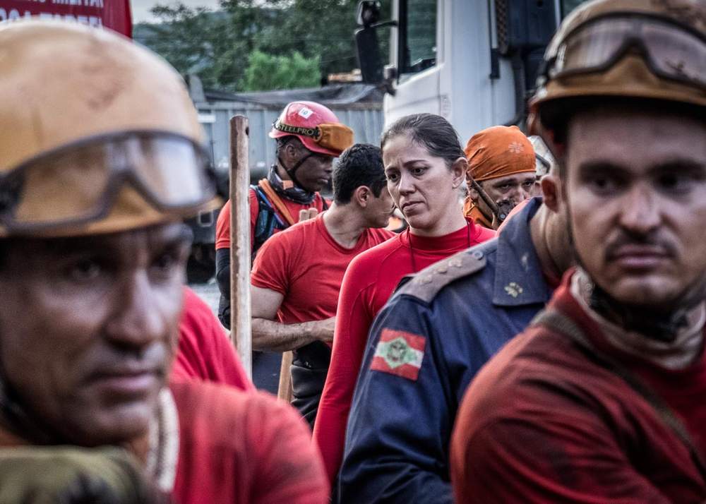 Exaustos, bombeiros retornam à base, após outra longa jornada de trabalho