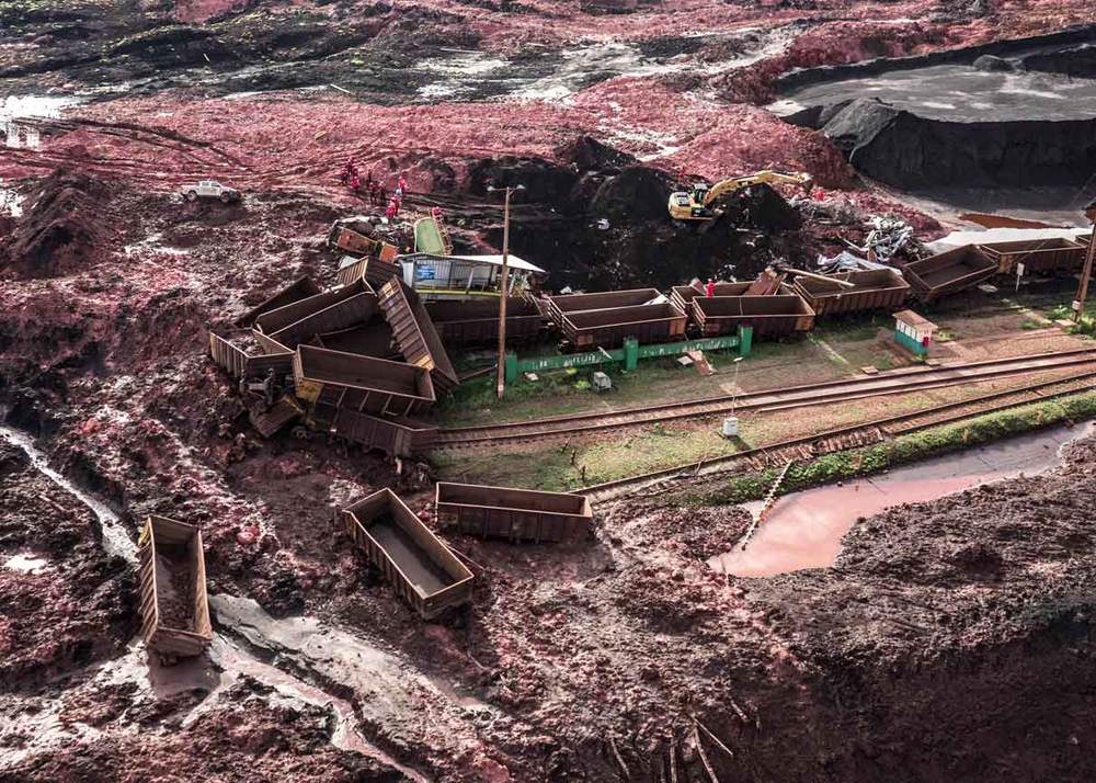 Vagões de trem destruídos pela enxurrada de lama