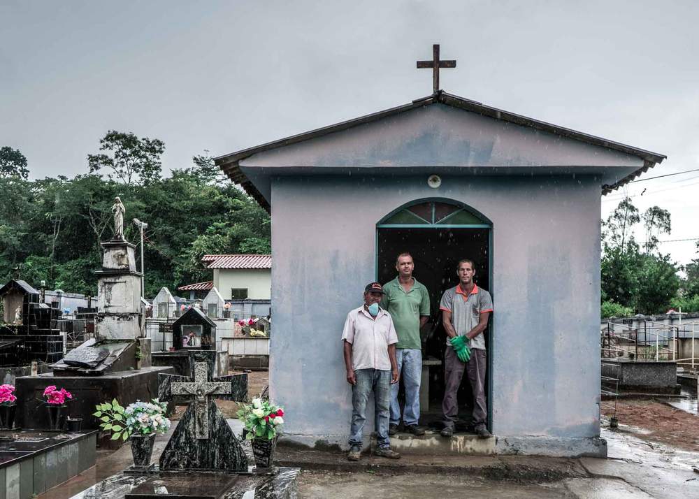 Em toda a cidade, voluntários abandonaram seus empregos para ajudar de uma forma ou de outra