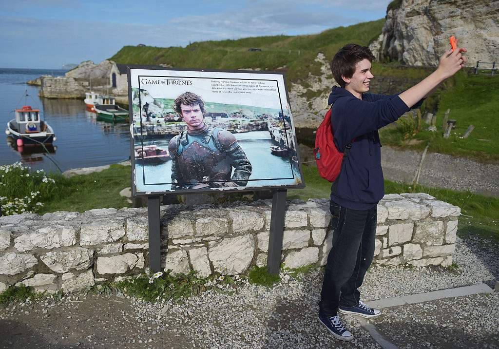County Antrim'deki Ballintoy Limanı'nda dizinin takipçilerinden biri selfie çekiyor. 