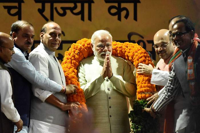 मार्च, 2017: विधानसभा चुनावों में जीत का जश्न मनाते हुए नरेंद्र मोदी मार्च, 2017: विधानसभा चुनावों में जीत का जश्न मनाते हुए नरेंद्र मोदी