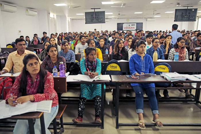 लखनऊ में ध्येय कोचिंग की एक क्लास में सिविल सेवा परीक्षाओं की तैयारी करने वाले छात्र लखनऊ में ध्येय कोचिंग की एक क्लास में सिविल सेवा परीक्षाओं की तैयारी करने वाले छात्र