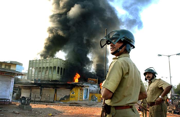 साल 2002 के गुजरात दंगों में 1000 से भी ज़्यादा लोग मारे गए थे साल 2002 के गुजरात दंगों में 1000 से भी ज़्यादा लोग मारे गए थे