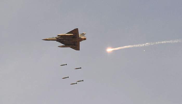 भारत का लड़ाकू विमान मिराज 2000 युद्धाभ्यास के दौरान भारत का लड़ाकू विमान मिराज 2000 युद्धाभ्यास के दौरान