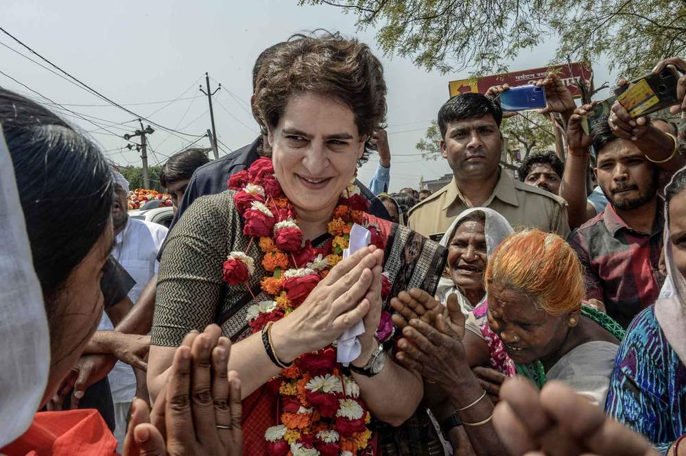 నెహ్రూ-గాంధీ కుటుంబం నుంచి ఇటీవలే రాజకీయాల్లోకిప్రవేశించిన మరో వ్యక్తి ప్రియాంక గాంధీ నెహ్రూ-గాంధీ కుటుంబం నుంచి ఇటీవలే రాజకీయాల్లోకిప్రవేశించిన మరో వ్యక్తి ప్రియాంక గాంధీ