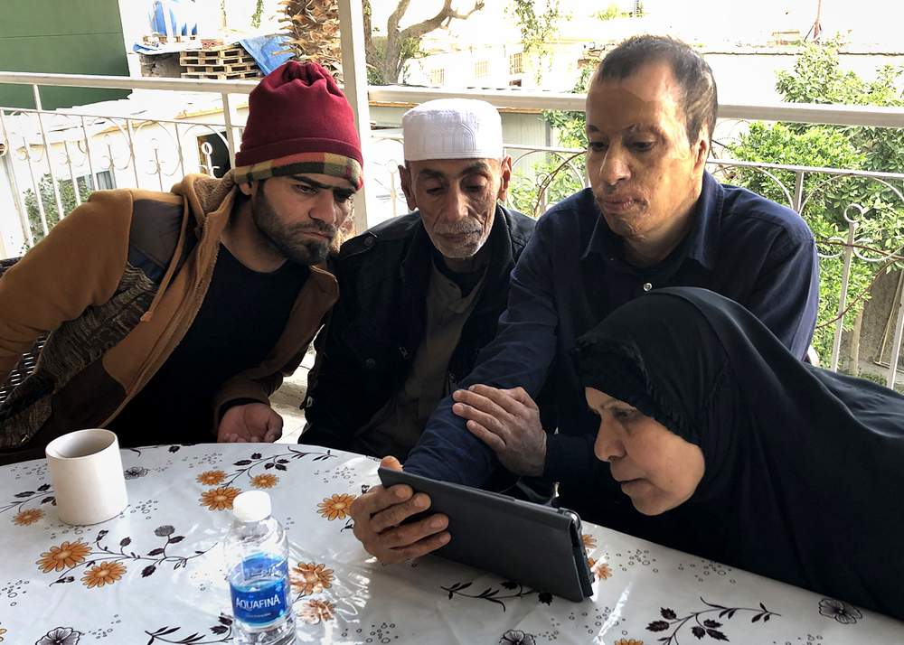تحرير وجمعة وعمار وزهراء ينظرون إلى صور في جهاز عمار اللوحي تحرير وجمعة وعمار وزهراء ينظرون إلى صور في جهاز عمار اللوحي