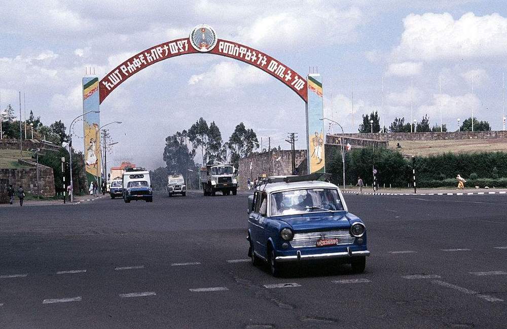 አዲስ አበባ አብዮት አደባባይ (በዛሬ አጠራር መስቀል አደባባይ)። 1970ዎቹ። (ፎቶ፡ ጌቲኢሜጅስ)። አዲስ አበባ አብዮት አደባባይ (በዛሬ አጠራር መስቀል አደባባይ)። 1970ዎቹ። (ፎቶ፡ ጌቲኢሜጅስ)።