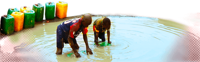 Enfants puisant de l'eau dans un lac