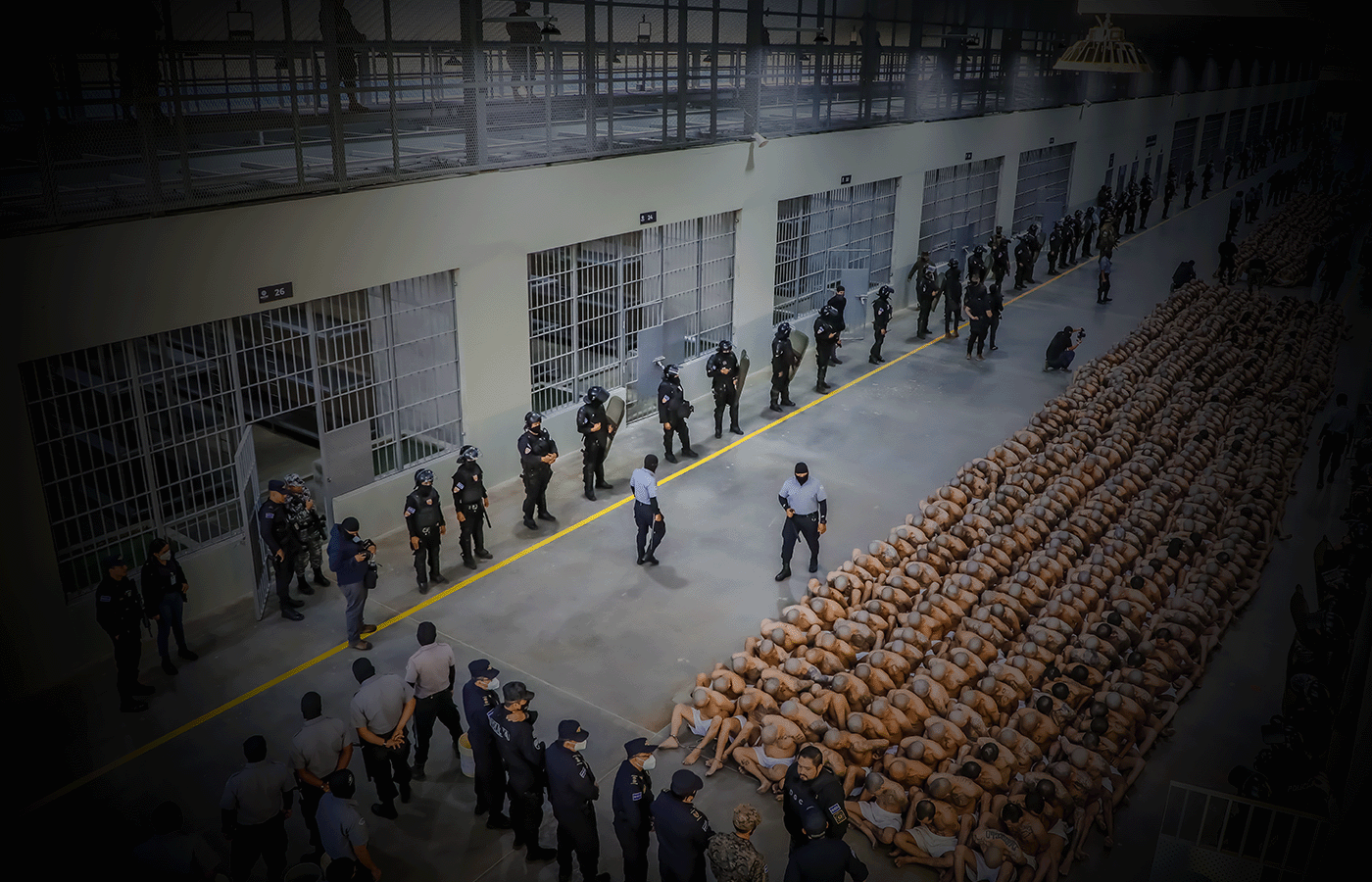 O que acontece dentro da mega prisão de Bukele? O segredo que envolve ...