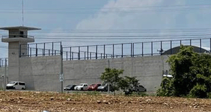 Vistas del muro y las torres de vigilancia del CECOT 