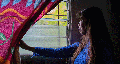 Retrato de Audelia Rosales de perfil mirando por la ventana