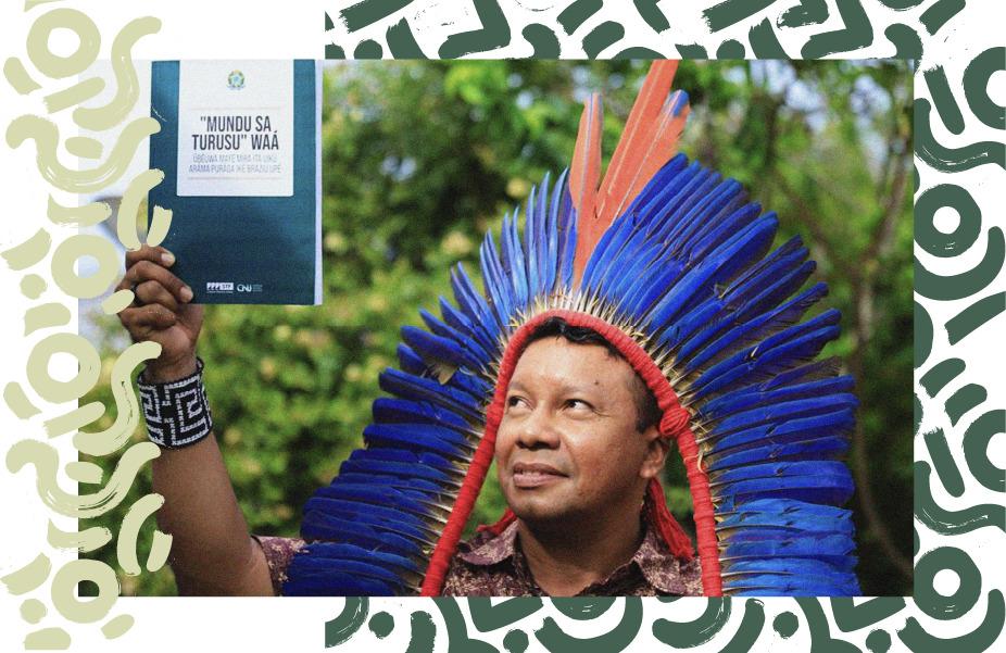 Representante de povos falantes de nheengatu segura a Constituição na língua indígena, em 19/07/2023, em São Gabriel da Cachoeira (AM)