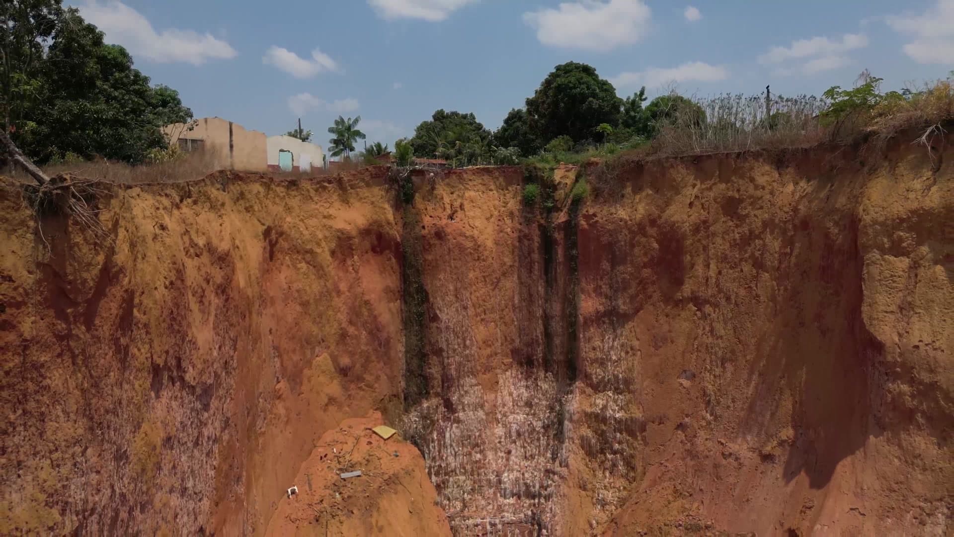 Vídeo feito de um drone mostrando uma das voçorocas de Buriticupu