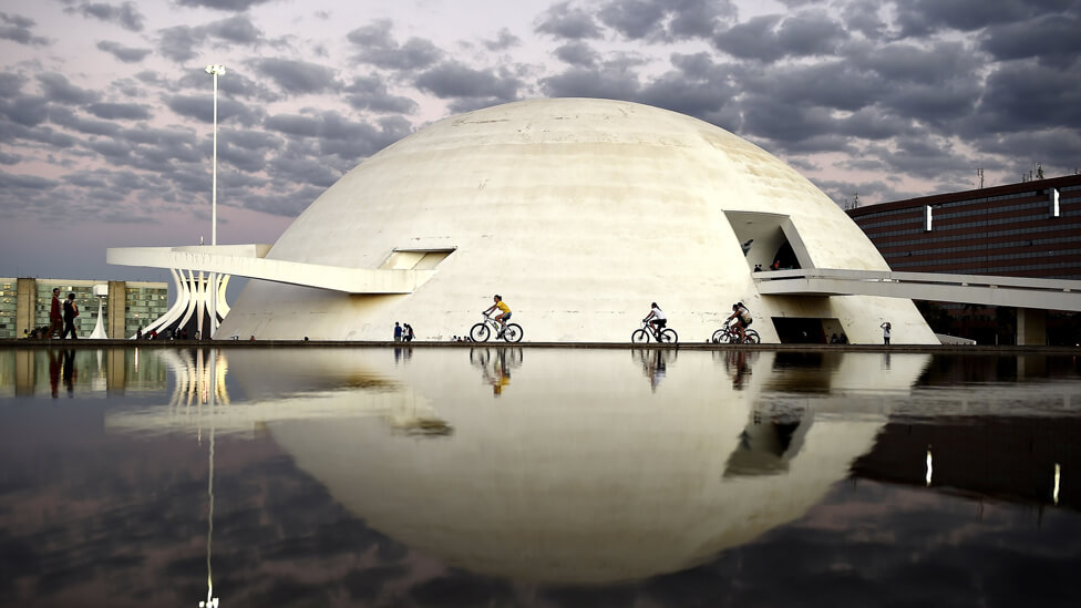Vista del Museo Nacional de Brasilia con gente alrededor en 2014