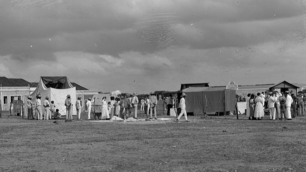 No dia do eclipse, os moradores de Sobral chegaram a quebrar a vidraça de uma casa para conseguir cacos de vidro que permitissem ver o sol. Foto: Observatório Nacional