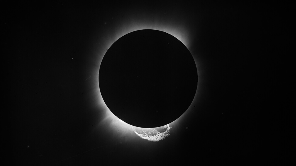 Comparando a posição das estrelas Híades no céu durante o eclipse e, depois, à noite, os cientistas confirmaram que Einstein estava certo sobre a gravidade. Foto: National Maritime Museum London