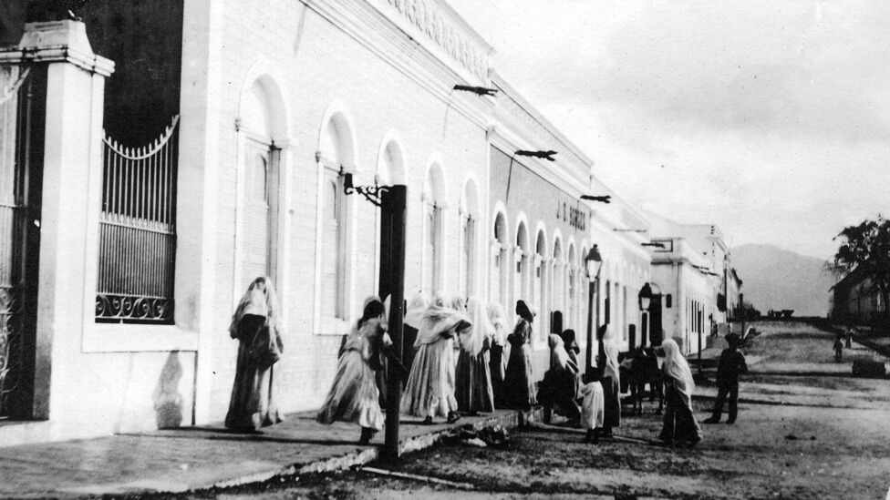 Os cientistas britânicos e americanos registraram seus encontros com refugiados da seca que pediam comida nas casas de Sobral, como nesta foto. Foto: Carnegie Institution for Science