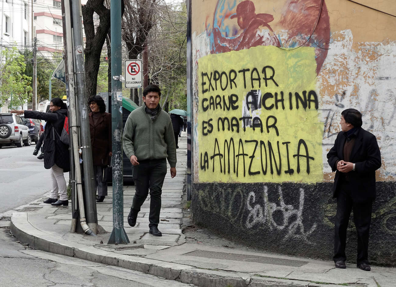 Muro em rua de La Paz com frase que diz: “Exportar carne à China é matar a Amazônia”