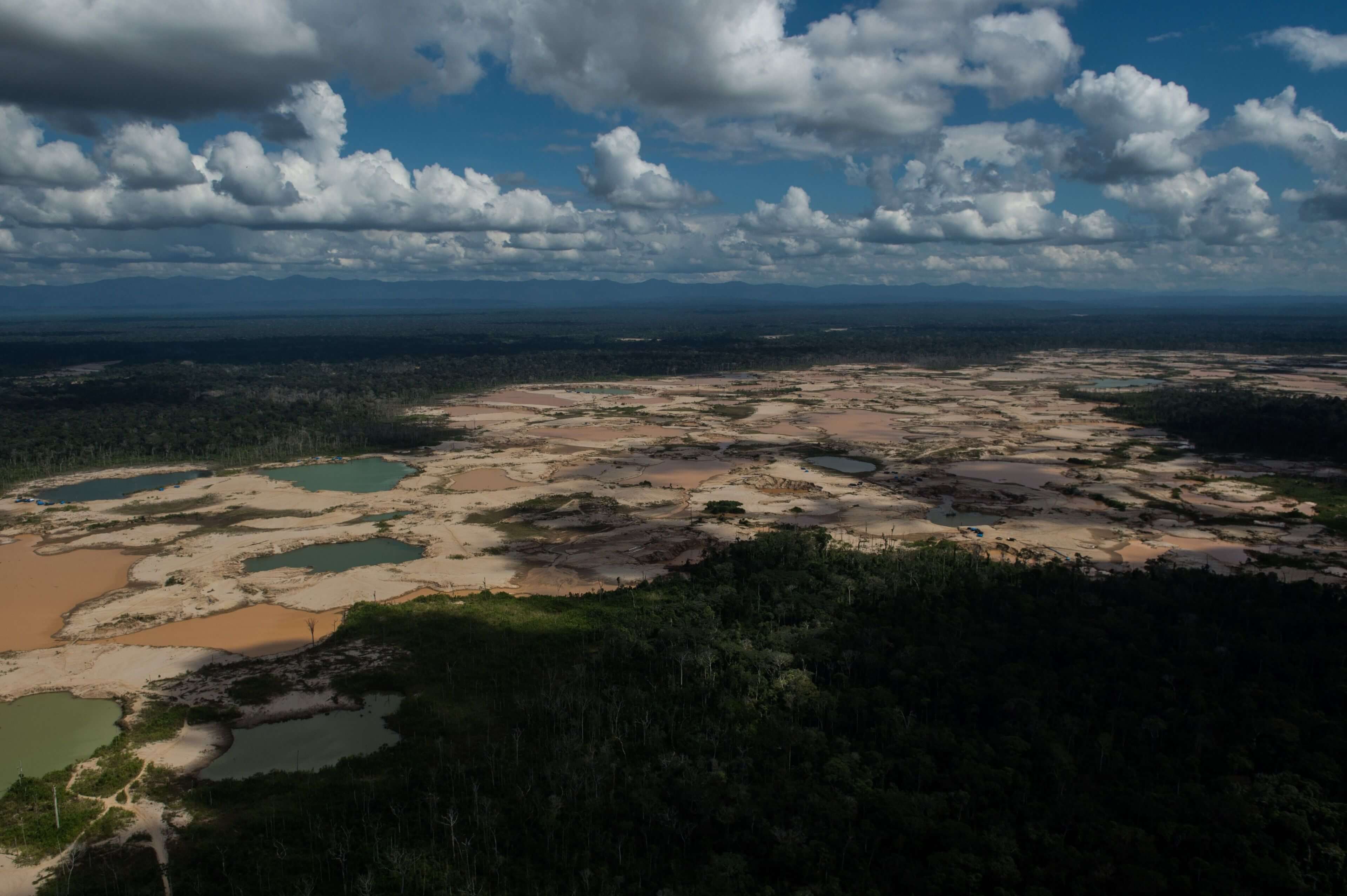 Vista aerea del enclave minero de La Pampa, en Peru