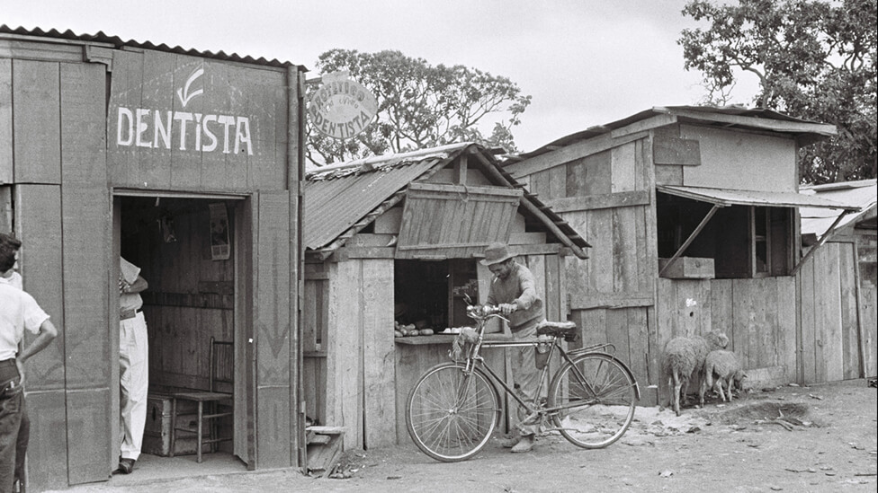 Campamento de chabolas de trabajadores que construían Brasilia